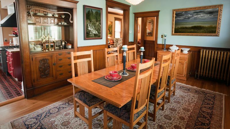 9 Signs Your Mississippi Dining Room Might Be Stuck In The Past - Decor Hint Burgundy and Hunter Green Color Scheme