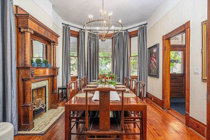 10 Southern-Chic Dining Rooms In Georgia You'll Love Forever - Decor Hint Savannah's Moss-Draped Elegance