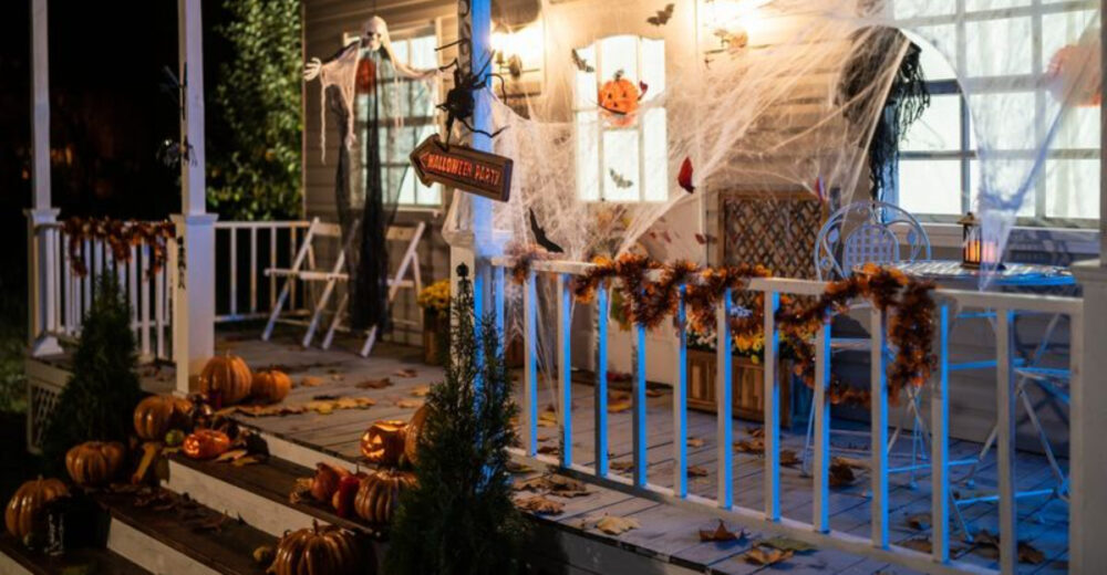 11 Striking Black And White Halloween Looks For Massachusetts Coastal Houses - Decor Hint