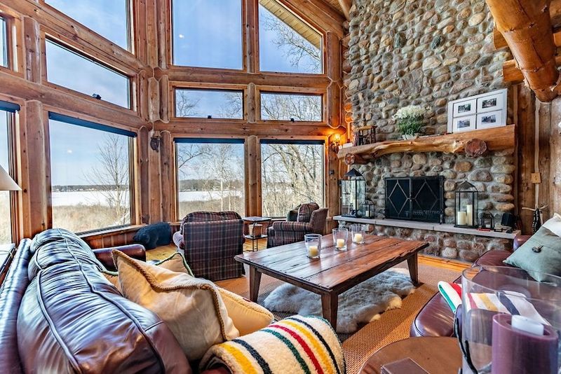 12 Michigan Lake Houses That Nail Cozy Style With Layers, Textures, And A Touch Of Plaid - Decor Hint Pine Point Hideaway