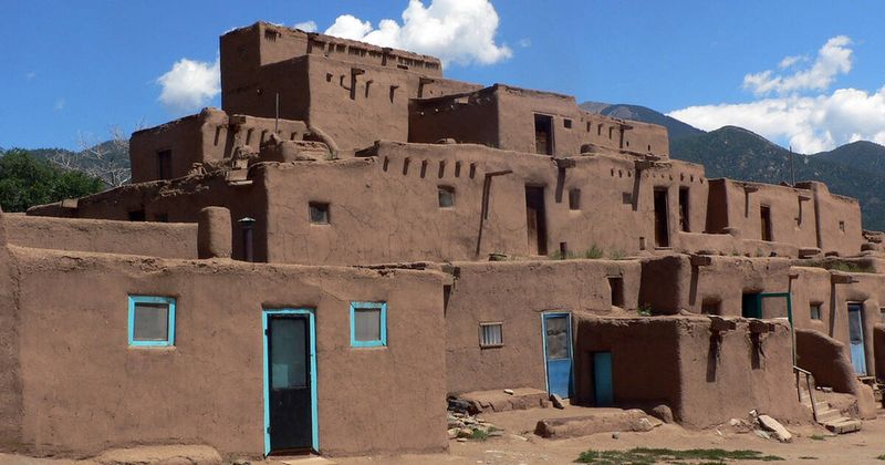 12 New Mexico Pueblo-Style Homes Straight Out Of A Storybook - Decor Hint Taos Pueblo Wonder