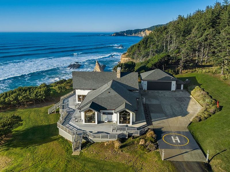 12 Oregon Coastal Homes With Breezy Timeless Style - Decor Hint Bandon's Palace