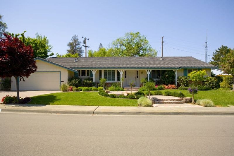 Rambler / Ranch Homes With Low Rooflines