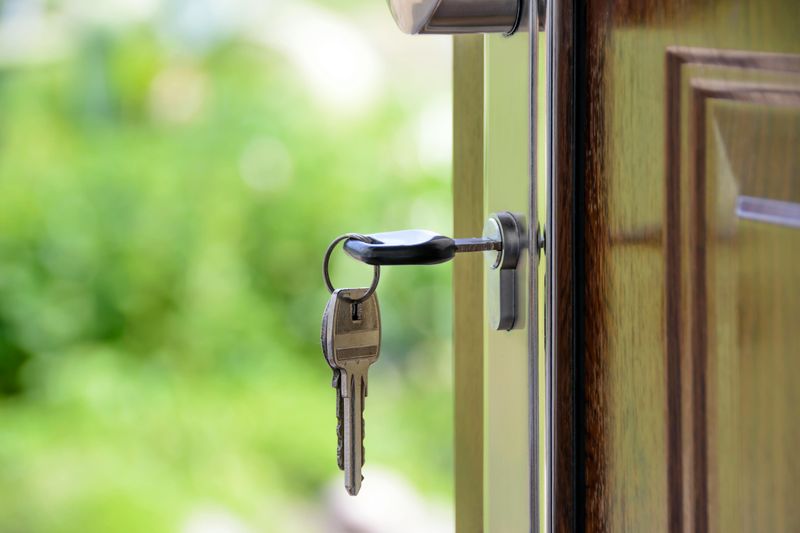 14 Common Security Mistakes That Can Compromise Your Property - Decor Hint Hiding Keys In Obvious Spots