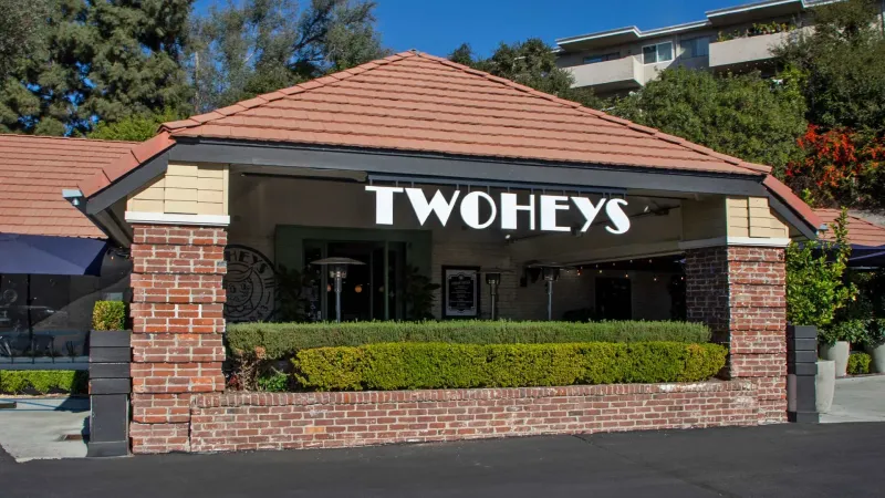 16 California Drive-Ins Where Classic Carhop Charm Still Thrives - Decor Hint Twohey's Restaurant – South Pasadena