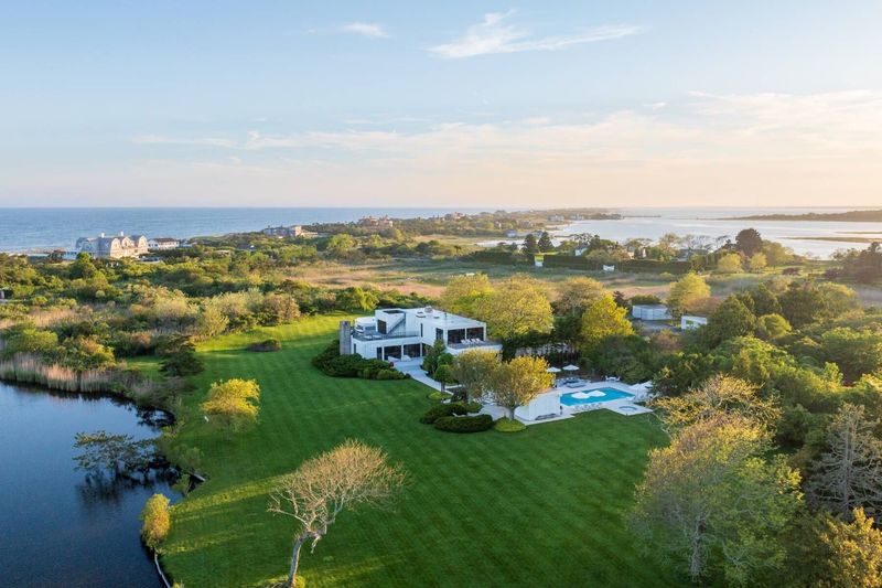 7 Hamptons Beach Houses That Nail The Effortless Coastal Look - Decor Hint 359 Meadow Lane – Southampton