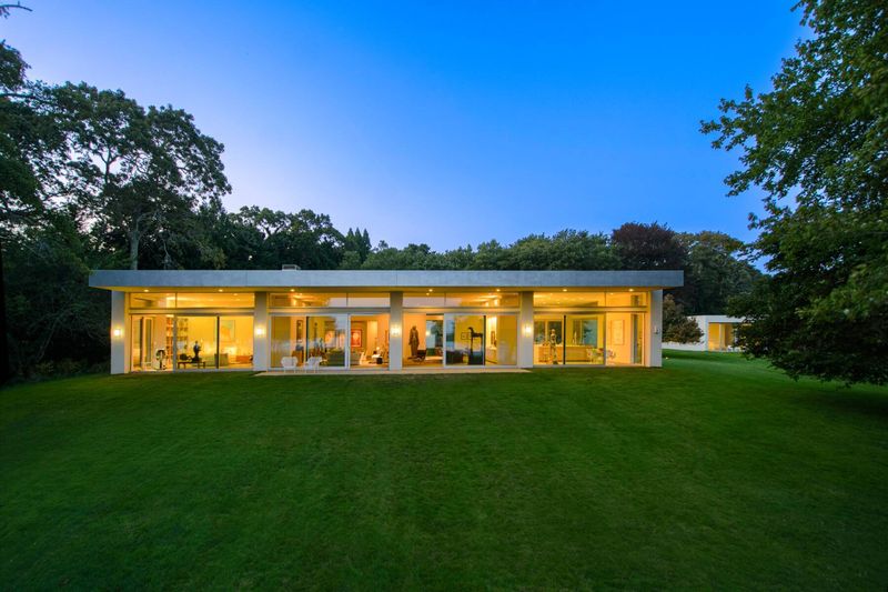 7 Hamptons Beach Houses That Nail The Effortless Coastal Look - Decor Hint 84 Georgica Close Road – East Hampton