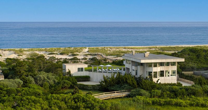 7 Hamptons Beach Houses That Nail The Effortless Coastal Look - Decor Hint 1550 Meadow Lane – Southampton