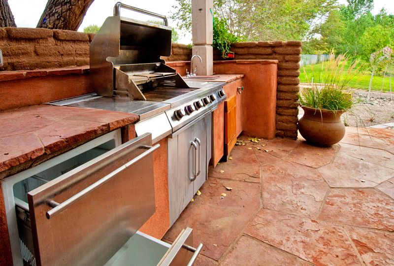 6 Santa Fe Outdoor Kitchens Incorporating Rich Earthy Hues And Color-Blocking - Decor Hint Terracotta Haven With Silver Accents