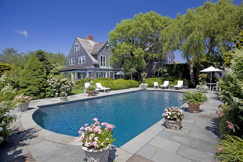 7 Hamptons Beach Houses That Nail The Effortless Coastal Look - Decor Hint Grey Gardens – East Hampton