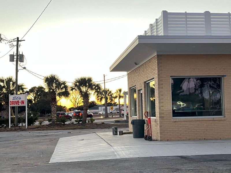 El's Drive-In: The OG Shrimp Burger Experience
