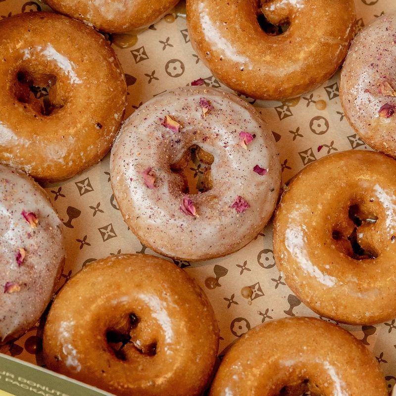 7 Spots Serving Apple Cider Donuts That Could Feel Perfectly Fall - Decor Hint The Donut Hole – Los Angeles, California