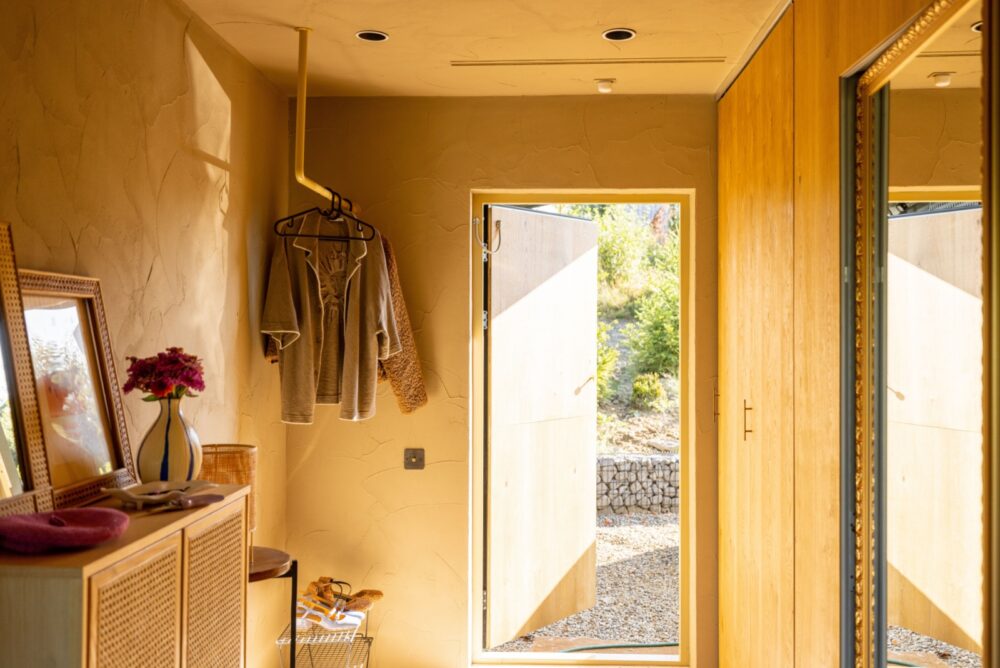7 Things You Should Never Keep In A Small Entryway