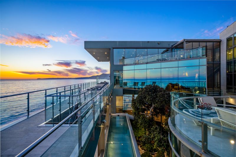 8 California Beach Houses That Capture Classic Coastal Living - Decor Hint Malibu Glass Haven