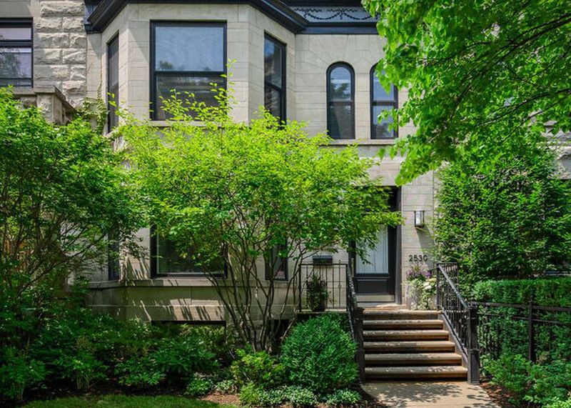 8 Chicago Greystone Homes With Historic Details That Endure - Decor Hint Lincoln Park Elegance