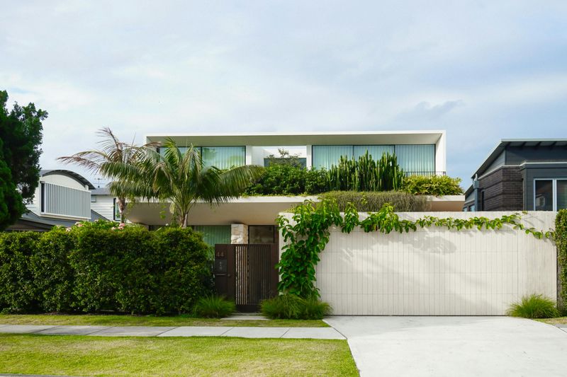 8 Landscaping Mistakes That May Make Buyers Think Twice - Decor Hint Overgrown Shrubs and Bushes