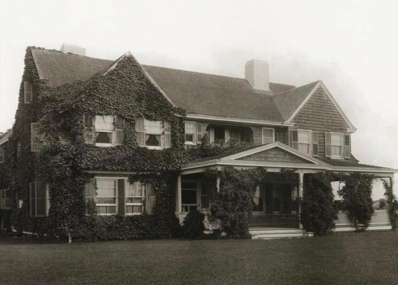 8 Rarely Seen Photos Of Stylish 1930s Homes Across The USA - Decor Hint Grey Gardens Grandeur In East Hampton