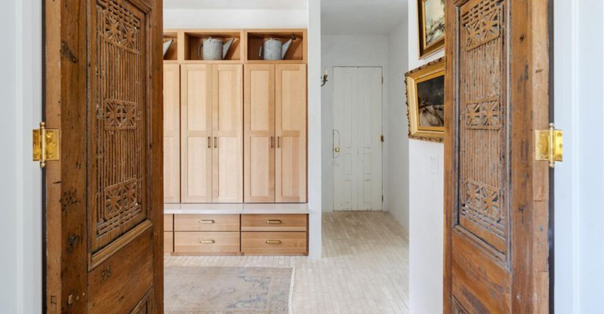 9 Denver Mudrooms That Pair Warm Woods With Earth Tone Walls - Decor Hint