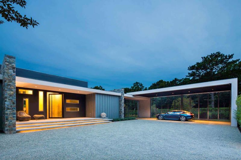 9 Design Features That Make This East Hampton House A Seamless Indoor-Outdoor Haven In New York - Decor Hint Expansive Floor-To-Ceiling Windows