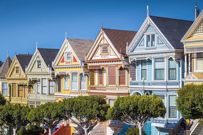 9 San Francisco Victorian Homes Featuring Beloved Historic Details - Decor Hint The Painted Ladies – Alamo Square