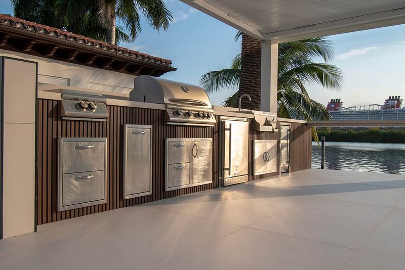 9 Tampa Courtyard Kitchens Built For Storm-Ready Living - Decor Hint The Disappearing Act Kitchen