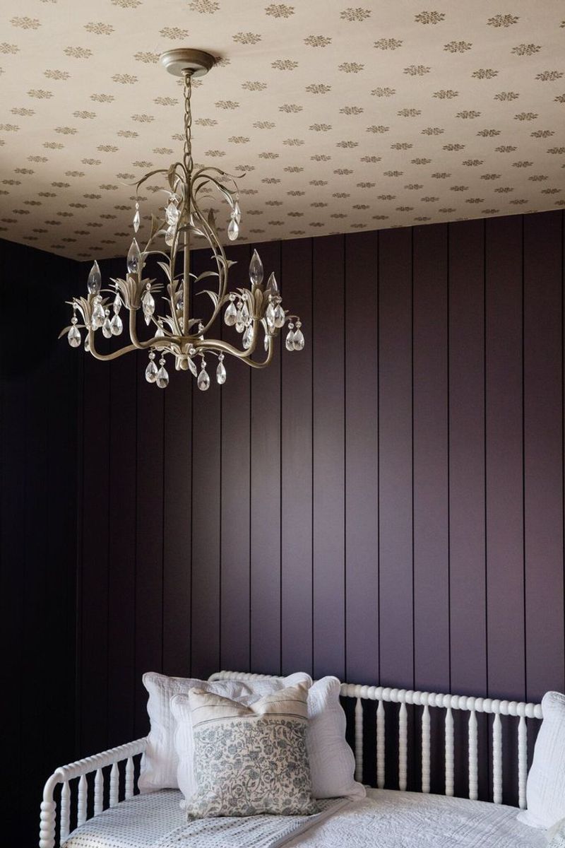 7 Maine Coastal Cottages Styled In Oxblood And Deep Purple Accents - Decor Hint A Modern Coastal Cottage With Deep Purple Shiplap Walls