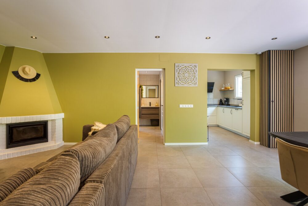 The Once-Hated Paint Color That's Gaining Popularity Again - Decor Hint Accent Walls That Pop - Decor Hint