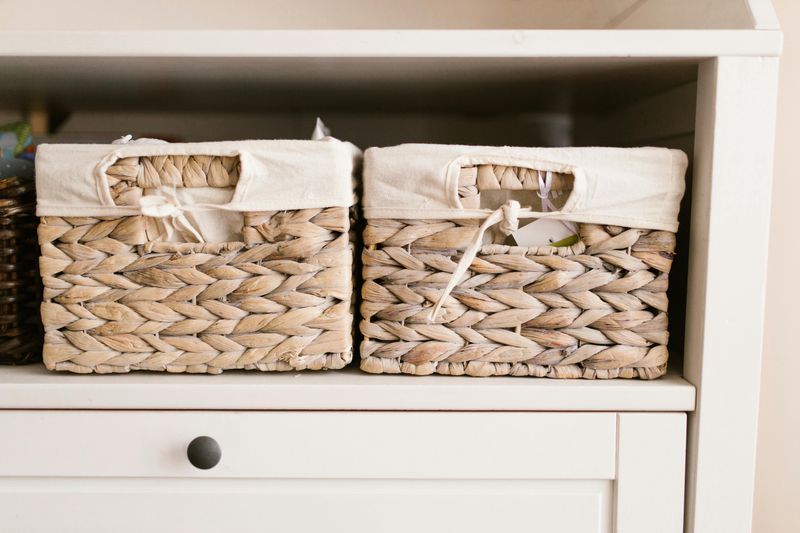 14 Simple Style Tips You Can Use To Make Your Hallway More Inviting - Decor Hint Use Baskets For Stylish Storage