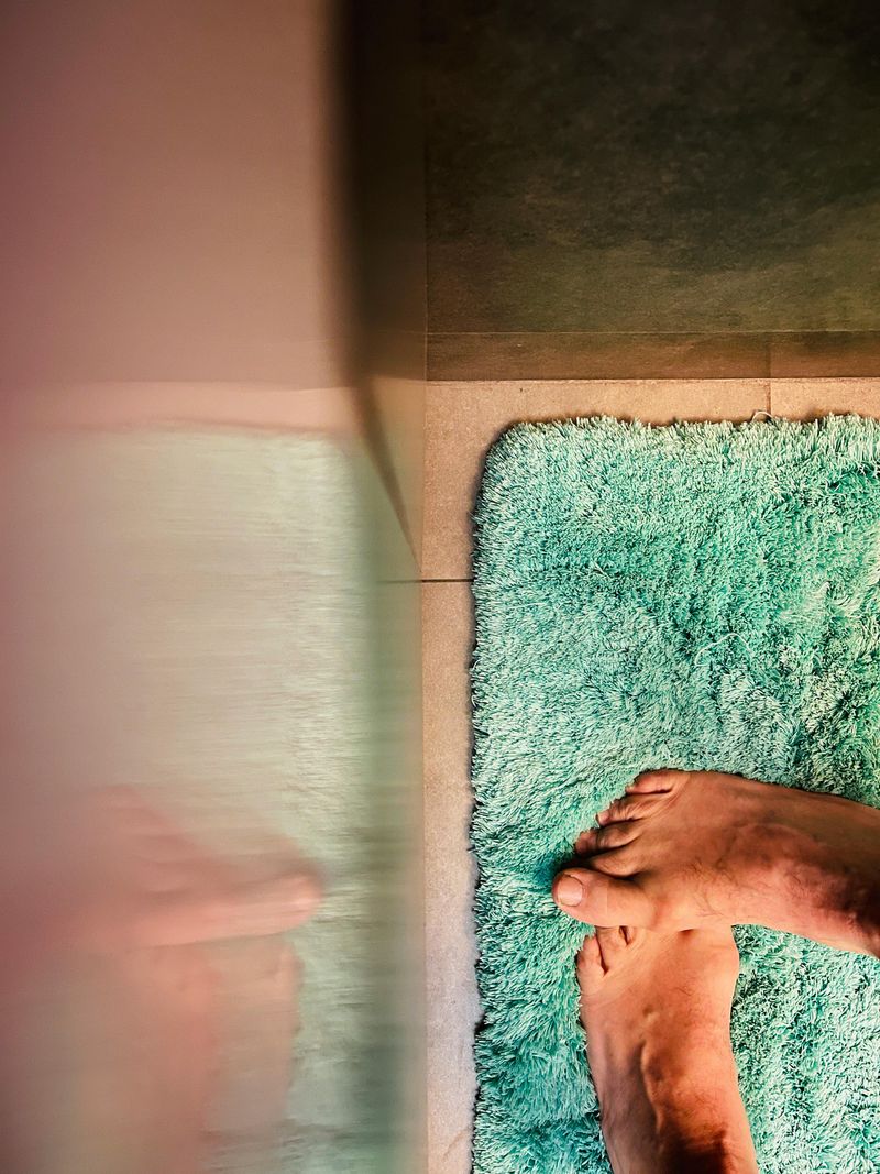 17 Tips That May Help You Achieve A Stunning Bathroom Look - Decor Hint Include a plush bath mat