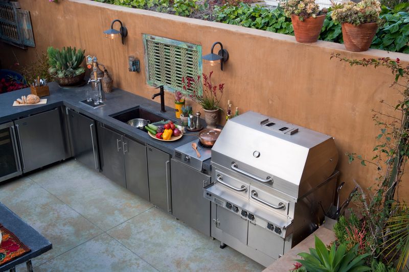6 Santa Fe Outdoor Kitchens Incorporating Rich Earthy Hues And Color-Blocking - Decor Hint Chili Pepper Red Grilling Station