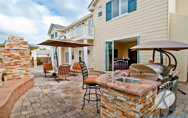 6 Santa Fe Outdoor Kitchens Incorporating Rich Earthy Hues And Color-Blocking - Decor Hint Backyard Grilling Oasis