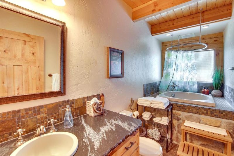 Cle Elum Mountain Cabin Bathroom