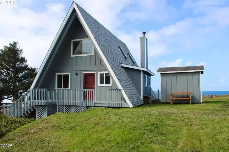 12 Oregon Coastal Homes With Breezy Timeless Style - Decor Hint Seal Rock Cottage