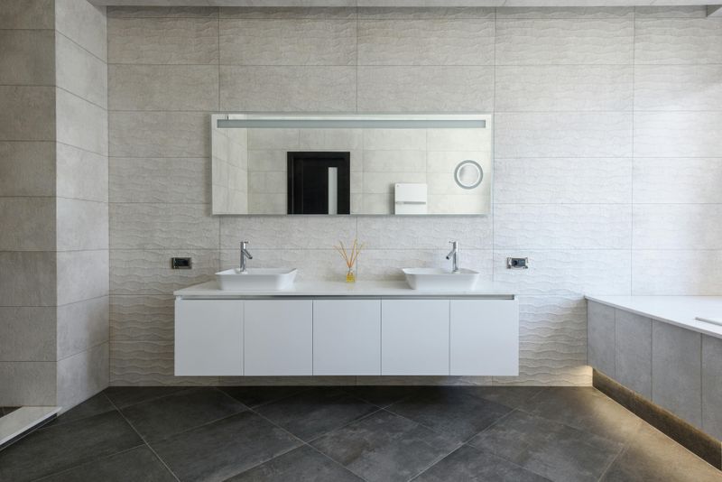 Bathroom Design Mistakes That Homeowners Often Make - Decor Hint Poor Lighting Choices