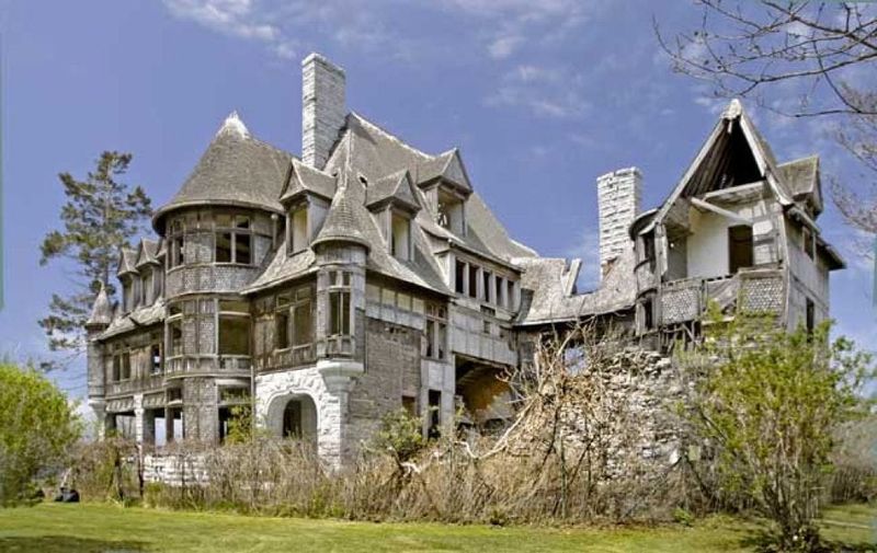 11 Abandoned Mansions Across The USA That Time Forgot - Decor Hint Carleton Island Villa – Thousand Islands, New York