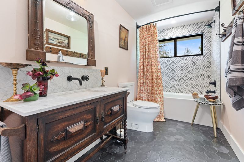 Retreat-Inspired Bathroom With Plaid And Stone Details