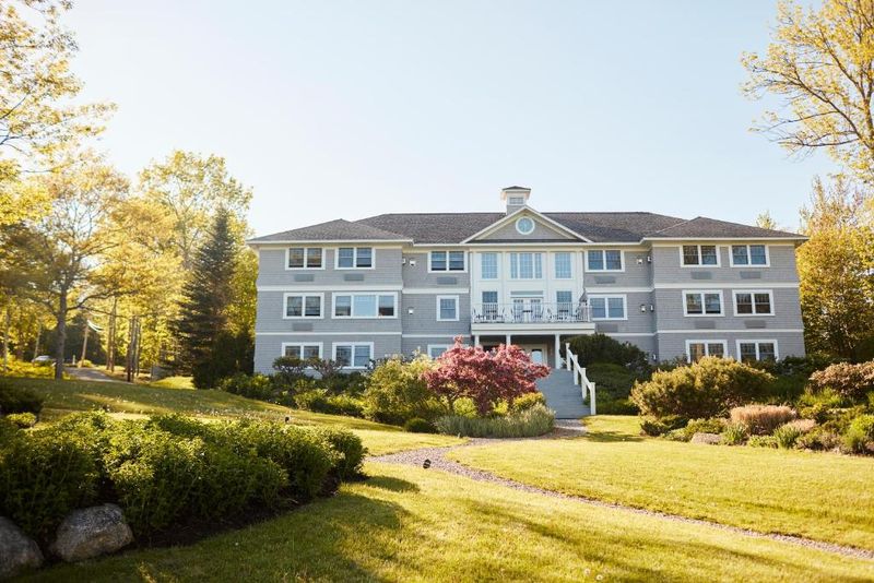 19 Historic Coastal Cottages That Define Maine's Charm - Decor Hint The Inn At Ocean's Edge – Lincolnville's Midcentury Marvel