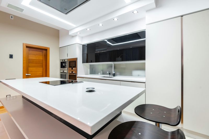 19 Kitchen Backsplash Ideas That May Work Well In Different Designs - Decor Hint Sleek Glass Panels