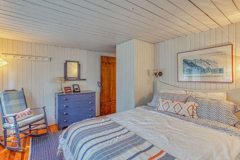 12 Maine Bedrooms That Could Remind You Of Salt Air - Decor Hint Damariscotta Bedroom – Oyster Farm Simplicity