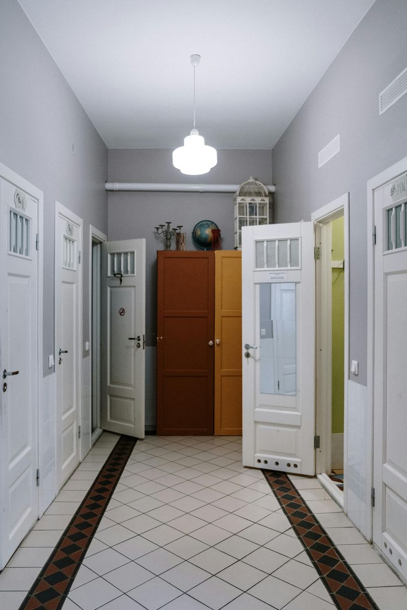 15 Simple Decluttering Ideas For Every Room - Decor Hint Doorway Declutter Scan