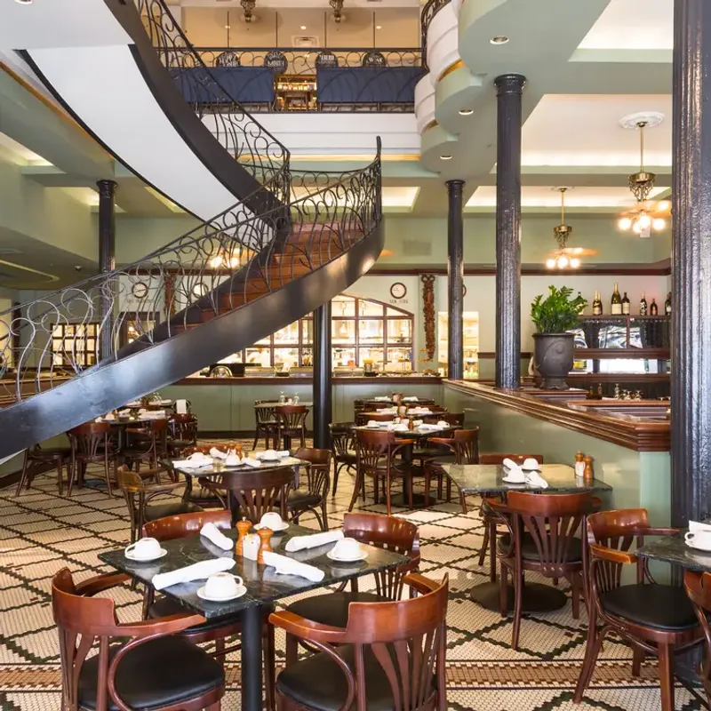 Palace Café – Riverfront Grandeur