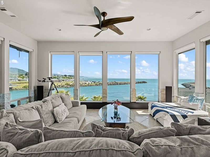 12 Oregon Coastal Homes With Breezy Timeless Style - Decor Hint Brookings Harbor Condo