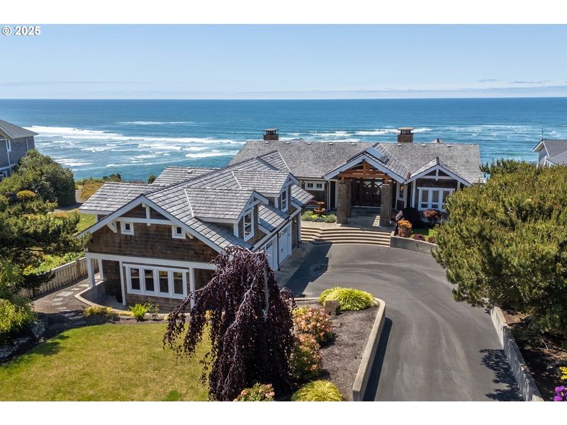12 Oregon Coastal Homes With Breezy Timeless Style - Decor Hint Tillamook Bay Farmhouse