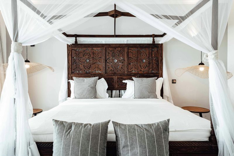 Canopy Beds With Sheer Drapes