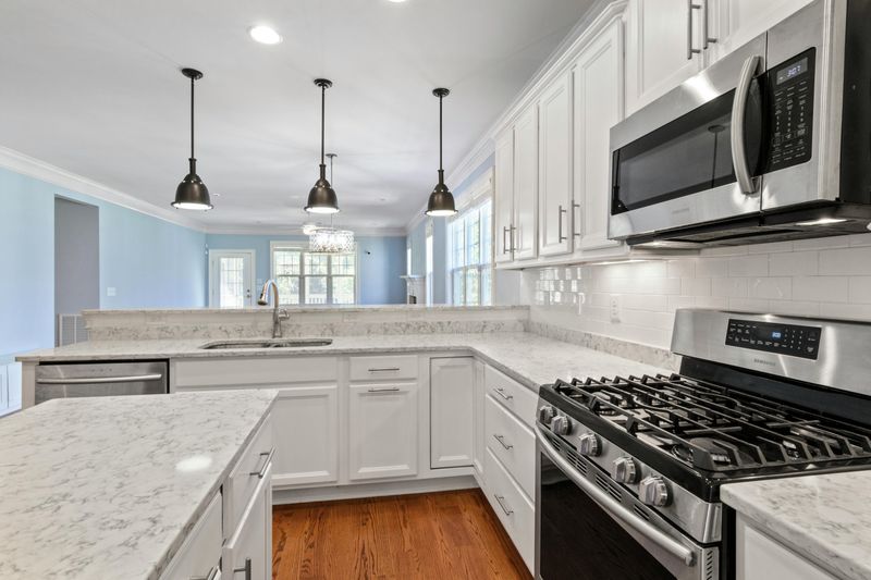 Things That Might Make A Kitchen Island Look Less Refined - Decor Hint Poor Lighting Choices