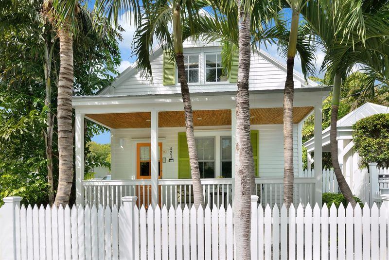12 Key West Cottages With Tropical Charm That Buyers Love - Decor Hint Lighthouse View Lodgings