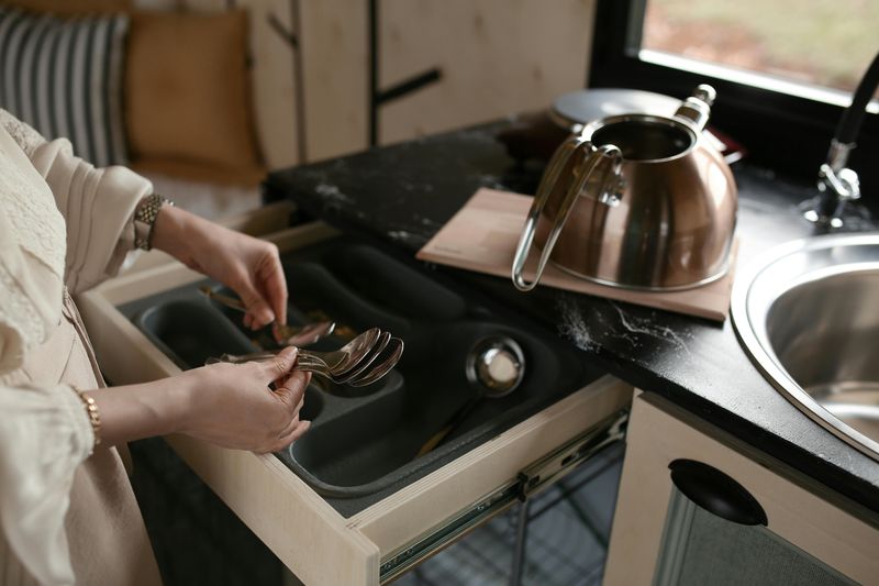 7 Reasons Your Kitchen May Not Be As Neat As You Think - Decor Hint Drawers That Are Overstuffed And Hard To Close