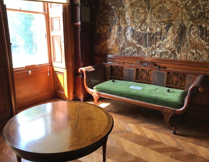 Victorian Séance Rooms With Period Details
