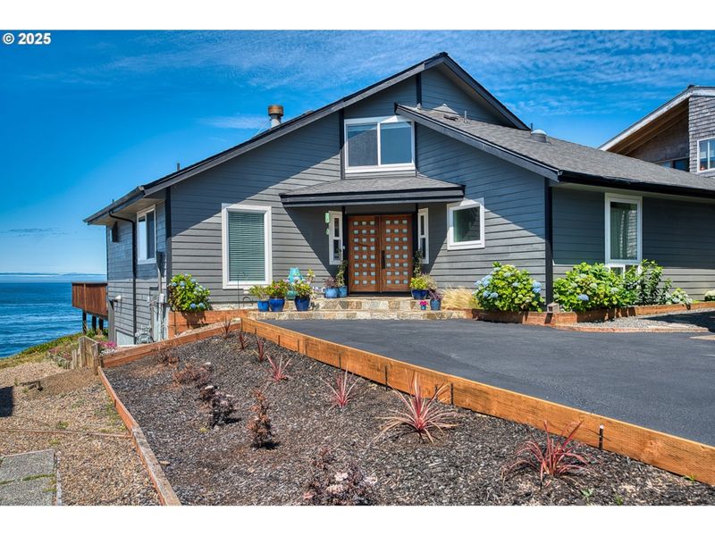12 Oregon Coastal Homes With Breezy Timeless Style - Decor Hint Depoe Bay Whale Watcher's Cottage