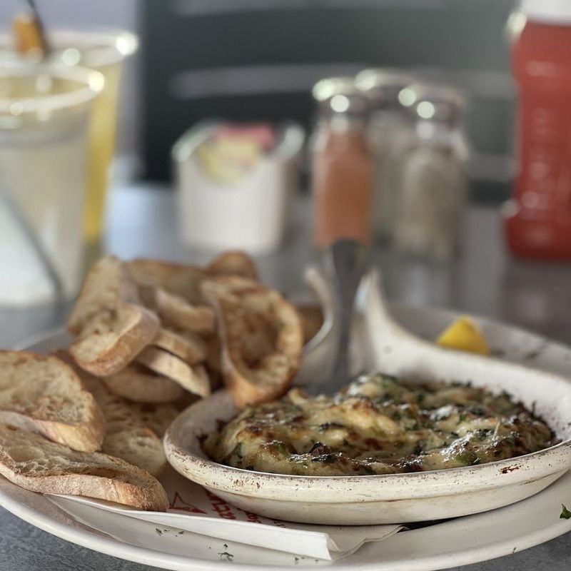 Harry's on the Harbor – Modern Twist on Traditional Crab Cuisine